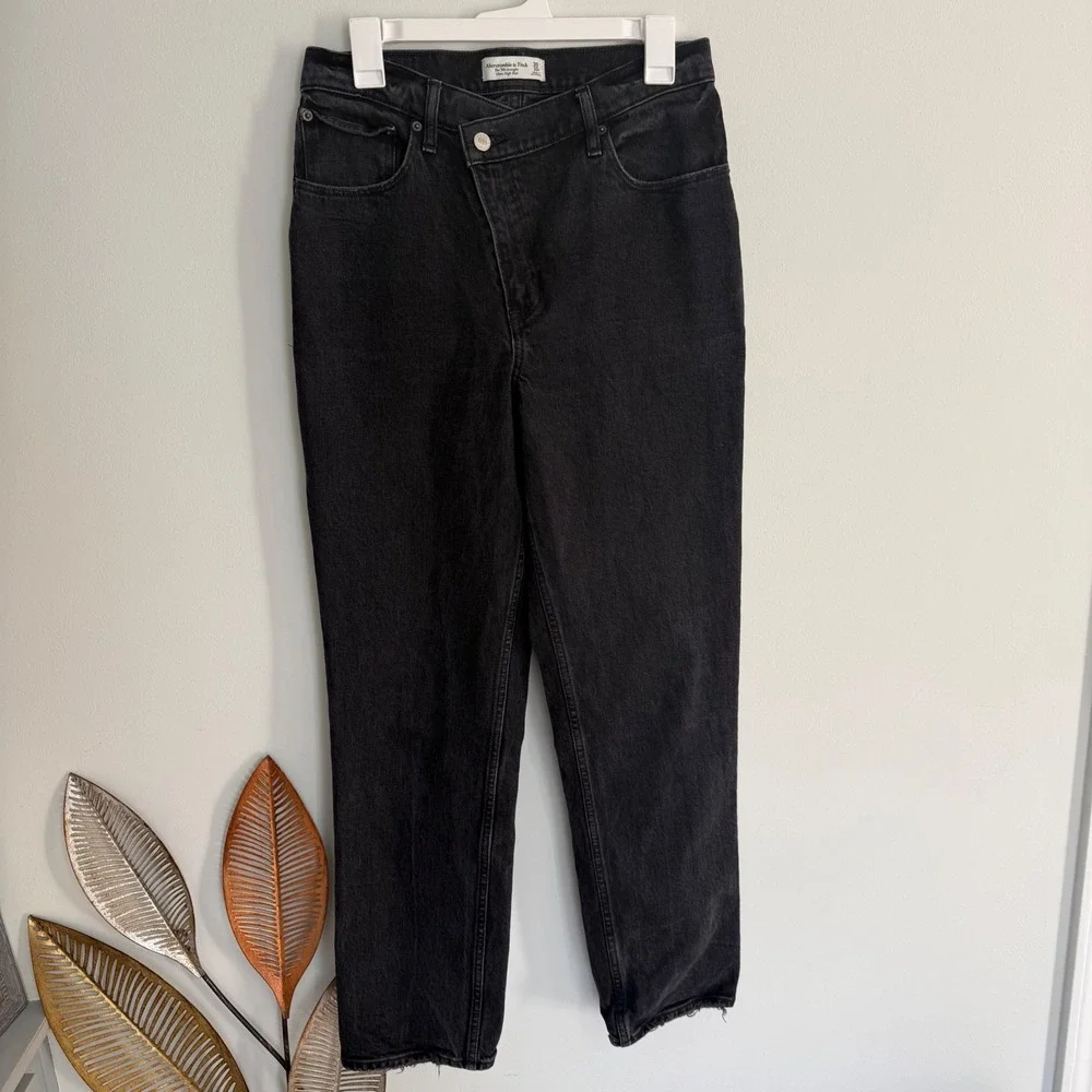 Abercrombie & Fitch The 90s Slim Straight Ultra Rise Black High Rise Criss Cross